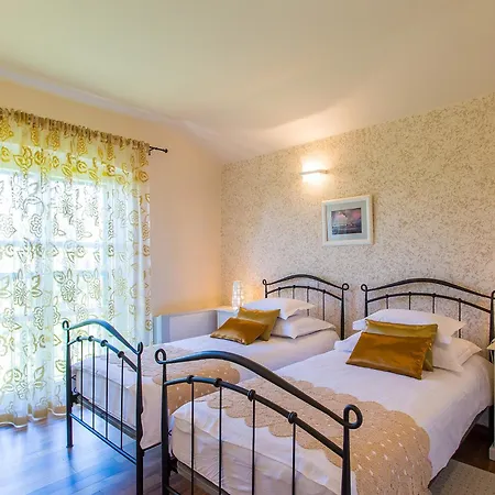 Villa In Monti Ana With Pool Near Mirna River *
