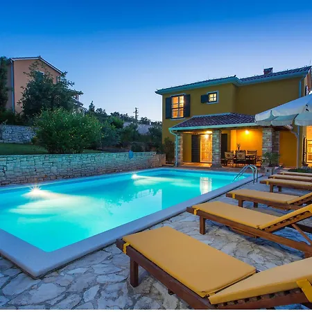 Villa In Near Mirna River